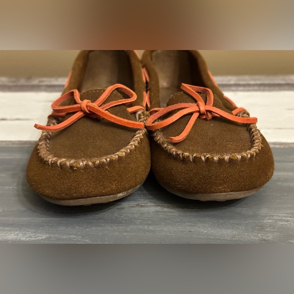 Minnetonka Womens Brown Suede Kilty Hardsole moccasins with Coral Laces - Size 9 - Picture 6 of 8